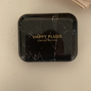 Happy Plugs AIR 1 Limited Edition - Säljer dessa riktigt fina hörlurar då jag inte använder dem längre, har använt dessa ett fåtal gånger och fungerar jättebra, tillkommer dock ingen laddare