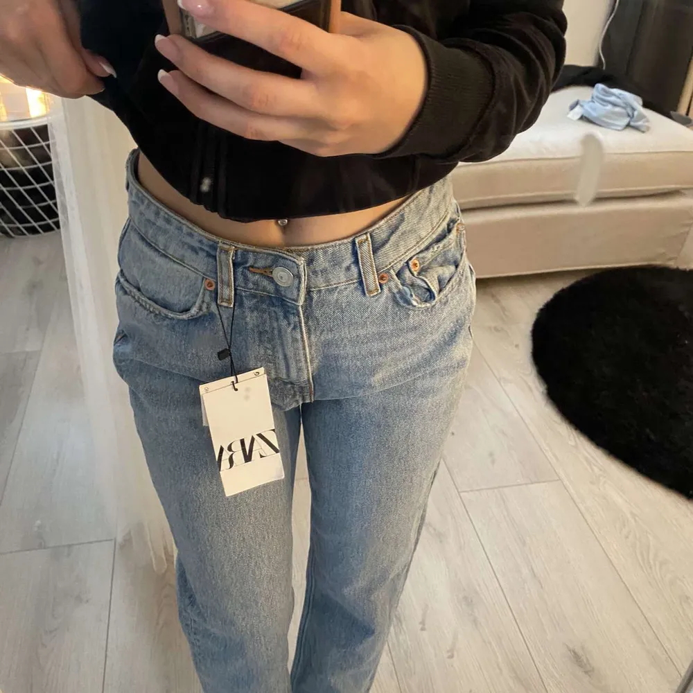 Jeans från zara, oanvända med prislappen på, storlek 34🌟. Jeans & Byxor.