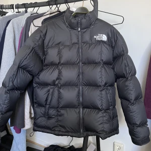 North Face Puffer - Varm och skön jacka.  Använd jätte lite eftersom att den var för stor på mig. Condition 10/10. Nypris 3300kr