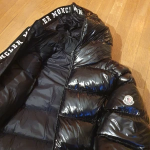 Moncler down jacka - Säljer nu min moncler down jacka (blank)  Köptes för ungefär 2år sedan begagnad. Den är i fint skick då jag endast använt den få gånger, under 1 vinter!  Den håller värmen väldigt bra, samt är riktigt snygg!  Skickas med frakt! Mvh Linus