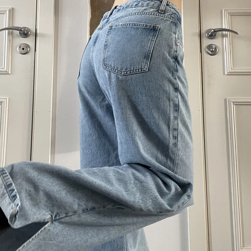 Säljer dessa oanvända jeans, endast testade så de är bra skick. Säljer för att de är för långa för mig som är 168cm. Jeans & Byxor.