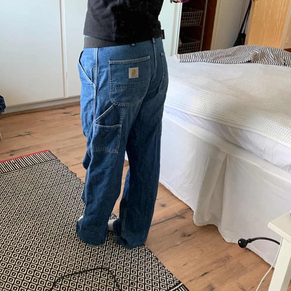  Baggy och bekväma carhartt byxor❤️ Lite slitna nertill men annars inga skador 🫶🏼 ( pris går att diskutera) . Jeans & Byxor.