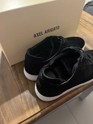 Axel arigatos 43 - Hej säljer nu mina arigatos då jag köpt nya och inte har användning för dessa längre. De är i nyskick och väl omhäntertagna. 