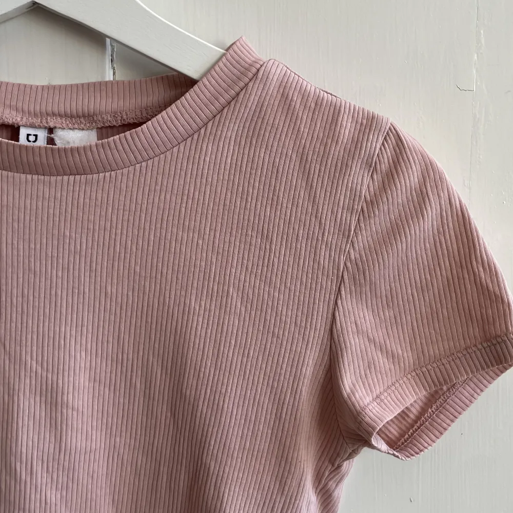 Enkel rosa T-Shirt från H&Ms basic kollektion. Croppad och ribbad. Använd en del så den är lite ljusare i färgen än när den var ny 💖. T-shirts.