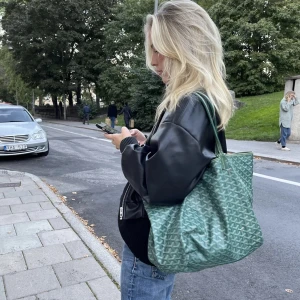 Skinnjacka - Skinnbomberjacka från zara i storlek L. Men skulle nog säga att den e liten i storleken, men snyggt oversized. Endast använd 2ggr.