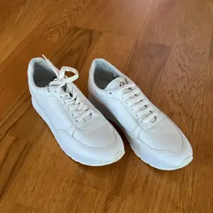 Vita sneakers från din sko, aldrig använda! 