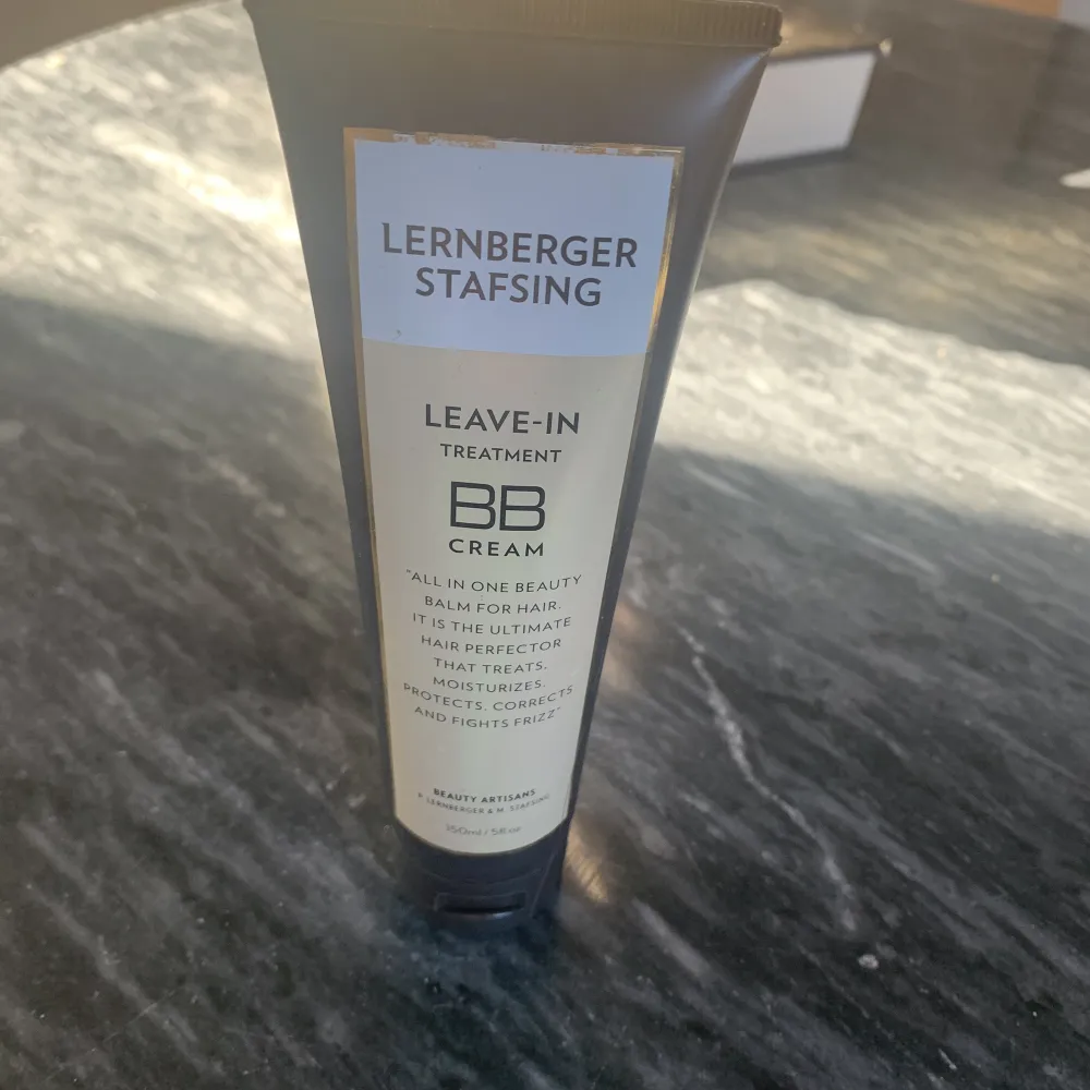 Lernberger Stafsing Leave-in Treatment BB Cream Vårdande anti-frizz kräm. 150 ml (använd ett par gånger nästan full). Övrigt.