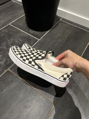 Vans slip on checked  - Säljer vans slip ons i rutigt mönster,  nästan aldig använda oxh är i super skick! Perfekta till sommaren 🙌🏼😍