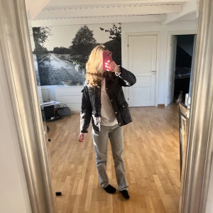 Barbour jacka - Svart barbour jacka i bra skick. Vet ej storlek men passar Xs/s