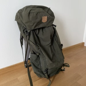 Fjällräven Abisko ryggsäck - Säljer min älskade abisko som var mitt hem i tre månader i Asien<3   Nypris 2299kr  All info: https://www.fjallraven.com/se/sv-se/vaskor-utrustning/ryggsackar-vaskor/vandringsryggsackar/abisko-friluft-45 