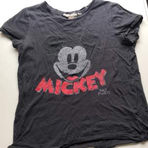 Cool t-shirt med disney-tema 😘 Skrynklig men går att strykas ❤️