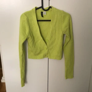 Neongrön stickad topp 💚 - Stickad kofta från HM. Skön, perfekt för vår/sommar. 🍀💚 Nypris: 280kr