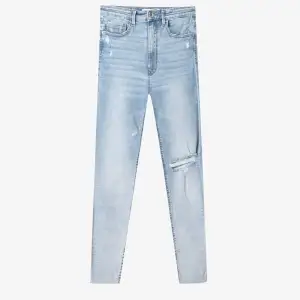 Säljer dessa blåa Skinny jeans från Stradivarius. St 34 och har super hög midja kallas det. Jeansen är använda, men är i super skick. Säljs pga att dom ej kommer till användning. Frakt tillkommer för köparen. Ingen ångerrätt! 