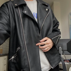 PU-jacka  - Säljer min aldrig använda PU jacka från missguided då den aldrig kommer till användning!