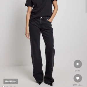 Svarta lågmidjade jeans  - Säljer dessa svarta lågmidjade jeans från NA-KD, breda hela vägen ned som man ser på bilderna.