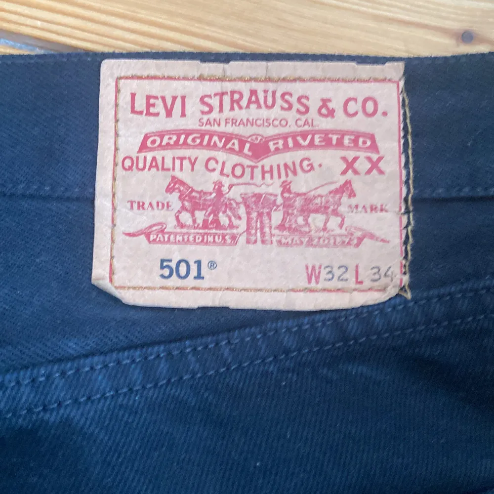 Ett par svarta Levis 501. Dom var lite små. Skulle säga att dom är som ett par 31 33 och inte 32 34.. Jeans & Byxor.