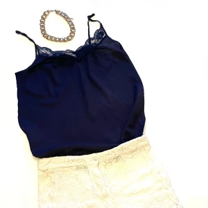 spetslinne från Custommade - Väldigt fin spetslinne från Custommade, strl 34. Tyvärr så har den inte kommit till så stor användning för mig och hoppas att den hittar en ny ägare. Se gärna mina övriga aktioner! ❤️