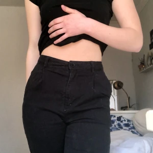 Kostymbyxor  - Kostymbyxor i tjockare material från Cubus. Storlek 34 och passar mig både i längd och passform som är 170 lång och bär S! Använda ett fåtal gånger, inga slitningar💕 