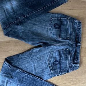 Low waist jeans  - Skit söta low waist jeans med straight legs. De är lite slitna på materialet som man kans se på de ljusare delarna på byxorna men jag tycker de ser ganska coolt ut. De är tyvärr för små på mig så därför säljer jag dem. Hör av er vid fler frågor<3