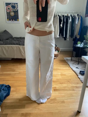 kostymbyxor  - vita lågmidjade kostymbyxor! hör av er vid frågor eller om ni är intresserade💕