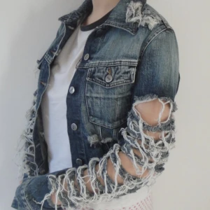 unik jeansjacka - (kan ej visa fler bilder eller hur den ser ut på) 🖤🖤🖤 storlek S (34-36). mycket bra skick. möts i stockholm eller fraktar.