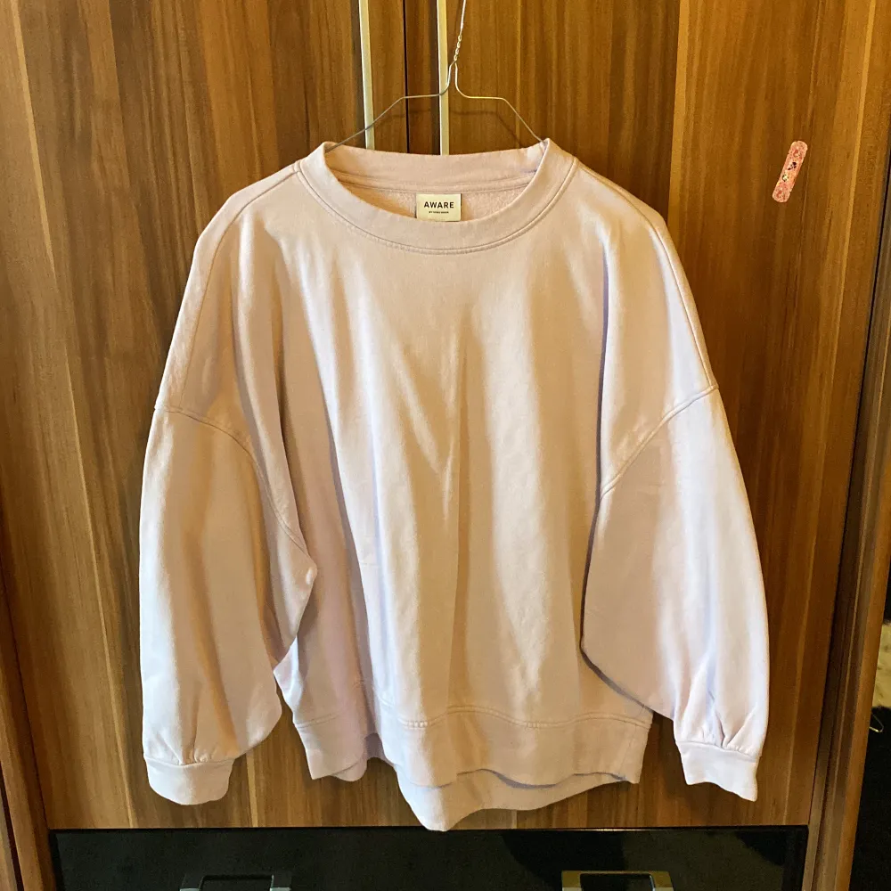 Köpte tröjan för nåt år sen men har bara legat i garderoben… nu hittar den en ny ägare💗 färgen är mer rosa än på bilden! . Hoodies.