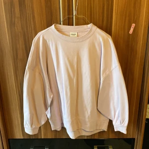 Mysig oversized tröja  - Köpte tröjan för nåt år sen men har bara legat i garderoben… nu hittar den en ny ägare💗 färgen är mer rosa än på bilden! 