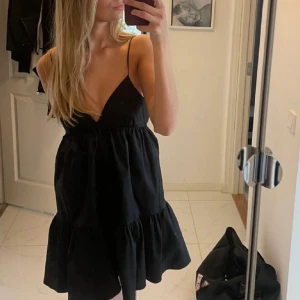 Klänning - Jättefin klänning från Zara i storlek XS💕Endast testad så i nyskick! (Lånad bild från Nova Lenholm)