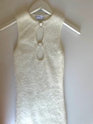 Fluffig vit klänning med spännen - Supersnygg kort klänning perfekt för fest! 🤍🤍