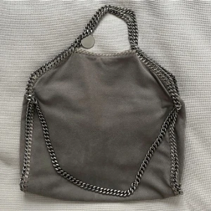 Stella McCartney väska  - Funderar nu på att sälja min super fina Stella väska då den ej kommer till mycket användning just nu. Den är i toppen skick med kvitto och  äktenhetsbevis samt dustbag. Den är i storlek medium Villket jag tycker är väldigt bra då den rymmer mycket!💗