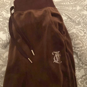 Juicy byxor - Säljer dessa juicy couture byxorköpta på JD sports i Stockholm. Köptes för 950kr och säljer för 580kr då de är i bra skick. Köptes i slutet av februari. Använda ca 6 ggr. Köpare står för frakt. Storlek XS