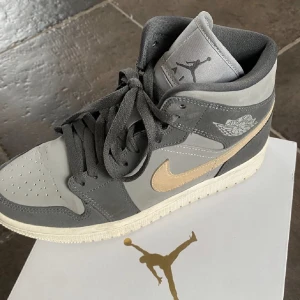 Jordan skor - Mina jordan mid’s som ej kommer till användning längre tyvärr. Kartong medföljer.