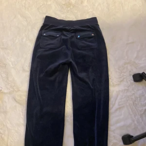 Juicy Couture byxor - Intressekoll på mina Juicy Couture byxor då jag inte använder dom så mycket längre❤️ bra skick men ena metall grejen på snörena har ramlat av 