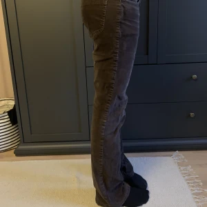 Coola byxor  - Ett par as najs vintage Manchester byxor!!! Säljer för att de tyvärr är för små för mig, min syster har på sig de här och är i storlek 34/36 och 170cm 