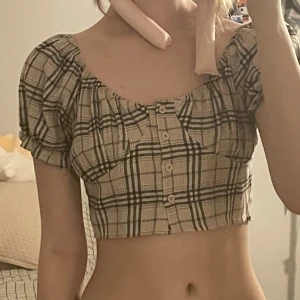 Burberry Like Topp - Topp med mönster som liknar som burberry! Den är från YesStyle🌸 Väldigt kort så rekommenderar att ha high waist byxor till💗