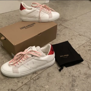 Zadig skor - Säljer dessa jätte snygga Zadig skor! De är aldrig använda. Nypris är 3000 De är storlek 41 men passar 40. Jag har storlek 40 och de passar mig men kommer inte till användning! Pris kan diskuteras❤️🙌 Alla tillbehör finns kvar😘jag kan byta mot annat💕