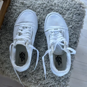 Vans  - Säljer mina vans skor på grund av att jag växt ur dem. Skorna är i bra skick. Säljer skorna för 300 kronor plus frakt.