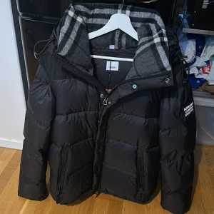 Burberry jacka/väst - Kvitto finns ej Aldrig använd  Fraktar endast Pris går att diskutera