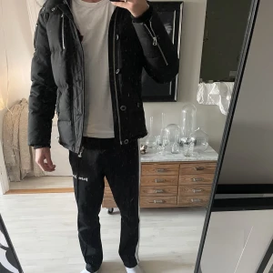 Moose knuckles  - Moose knuckles vinterjacka  Svart metall loga Färg: svart Nypris: 11 000kr Pris: 4500kr Skick: 8/10 Storlek: S 