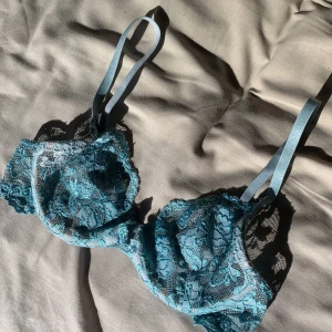 Bh - Ljusblå spets-bh. Bh:n är en före detta vadderad bh och färgad hemma. Sitter skönt och är snygg på! Behovet av ljusst denna har försvunnit vilket gör att jag säljer den. Såklart nytvättad vid köp.