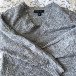 Stickad tröja - Säljer en grå v ringad stickad tröja från new yorker. Strl S