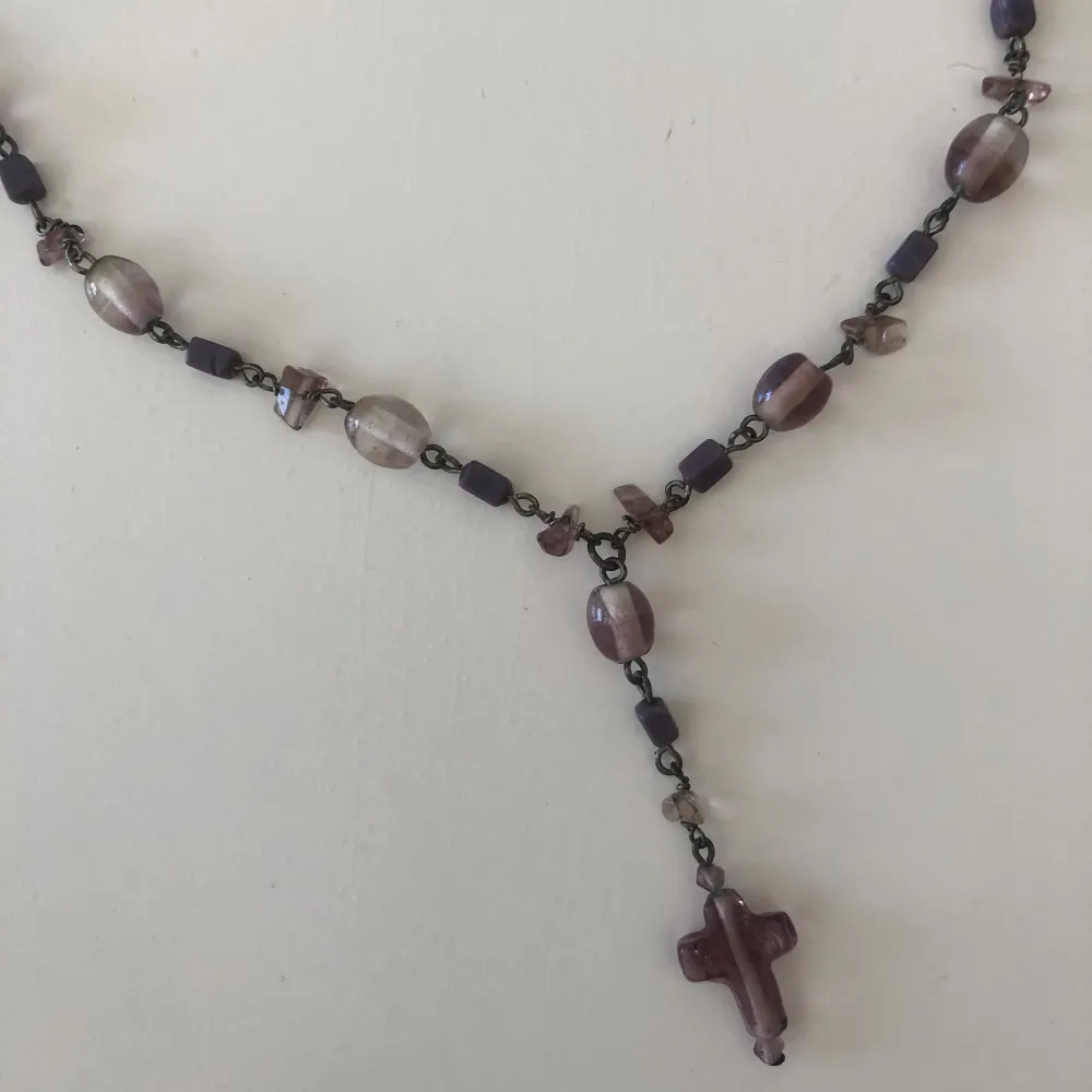 Lila halsband med kors köpt secondhand:) så fint men kommer inte till användning💗. Övrigt.