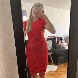 Klänning - Säljer en jätte fin slim klänning som har används 2 gånger och är i jättebra skick! Den är ganska stretchig. Skriv om du är intresserad🫶🏼