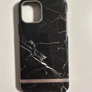 Richmond & Finch Black marble - Richmond & finch black marble till iphone 11 pro sparsamt använd, kartongen medföljer, köparen står för frakt. Köpt för 349kr.