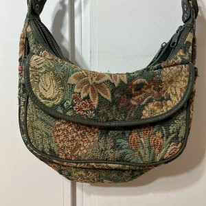 Väska  - Använt skick  Många fack