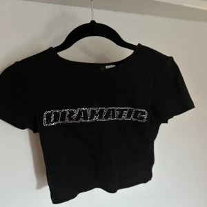Croppad t-shirt - Kroppad t-shirt från H&M, som dessvärre inte kommer till användning. Inga defekter. Skriv för fler bilder💓
