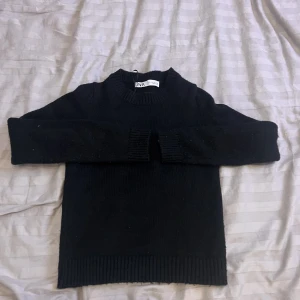 stickad tröja - super fin tröja från zara, säljer då den inte kommer till användning, den är i storlek M men skulle nästan säga S💕