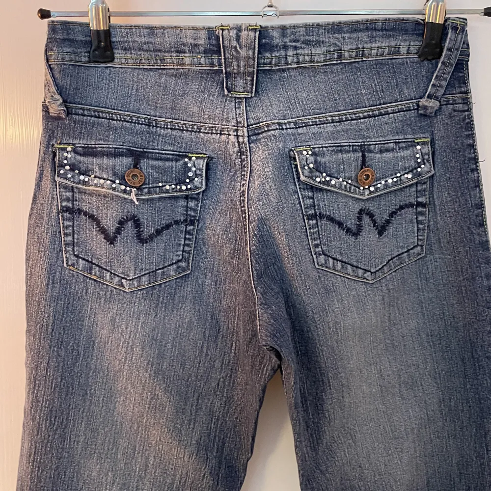 Jättesnygga lågmidjade bootcut jeans med detaljer på fickorna! 💐midja: 76cm innebenslängd: 83cm. Jeans & Byxor.