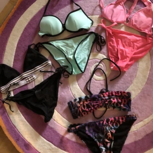 4st bikinins  - Passar st xs-s Den mönstrade aldrig använd från Roxy nypris ca 800kr  Dem turkosa trosorna har en liten fläck som jag är osäker på om den går bort
