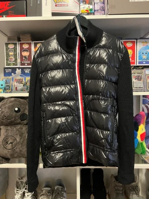 Mobcler Tricot Maglia Tricot - Absolut nyskick med inga som helst flaws, tyvärr finns inte kvittot kvar men tagsen medföljer vid köp. Storleken är XL och färgen är svart. Nypris ca 9-10k